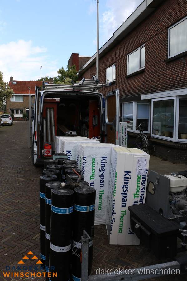 Levering van Kingspan isolatieplaten en bitumenrollen voor dakproject in Winschoten