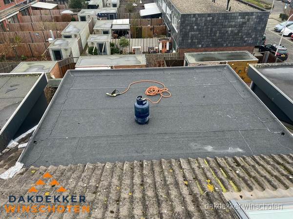 Plat dak met bitumen dakbedekking en brander in Winschoten Plat dak met bitumen dakbedekking en brander in Winschoten