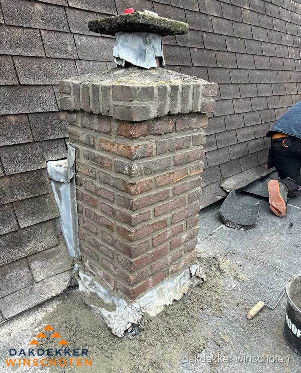 Schoorsteen reparatie met lood en voegwerk op leien dak in Winschoten Schoorsteen reparatie met lood en voegwerk op leien dak in Winschoten