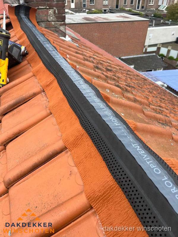 Nokventilatie installeren op hellend pannendak in Winschoten