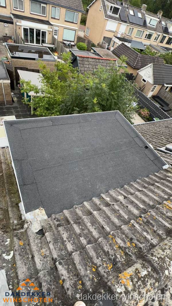Plat dak aanbouw met bitumen dakbedekking in woonwijk Winschoten Plat dak aanbouw met bitumen dakbedekking in woonwijk Winschoten