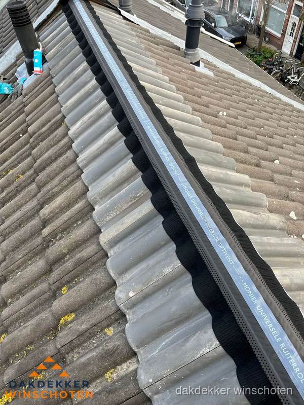 Nokvorst met Monier ventilatie op schuin pannendak in Winschoten Nokvorst met Monier ventilatie op schuin pannendak in Winschoten