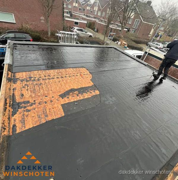Dakdekker brengt EPDM dakbedekking aan op plat dak in Winschoten