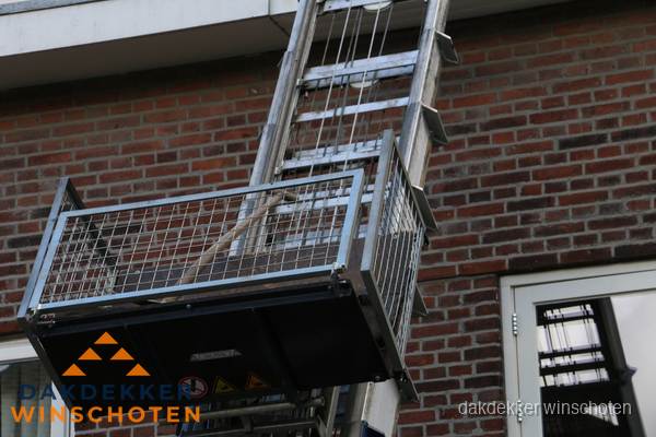 Ladderlift met dakpannen voor dakpan reparatie in Winschoten