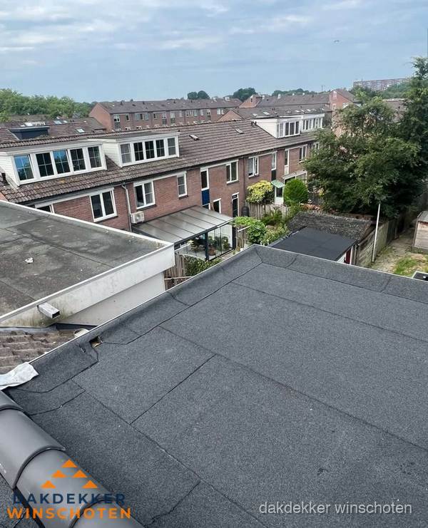 Vernieuwd plat dak met bitumen in woonwijk in Winschoten