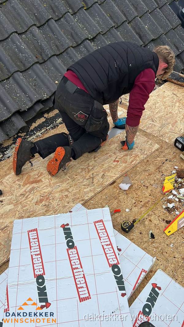 Dakdekker plaatst PIR-isolatieplaten op plat dak in Winschoten