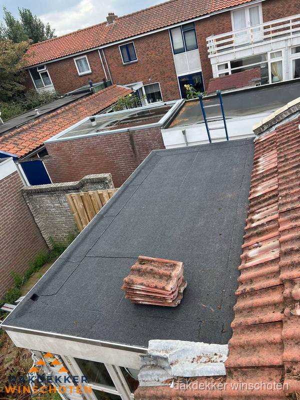 Aanbouw plat dak met reservepannen voor dakpannen vervangen in Winschoten Aanbouw plat dak met reservepannen voor dakpannen vervangen in Winschoten