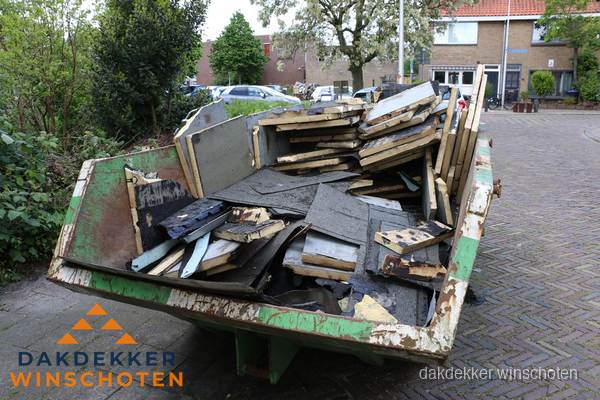 Puincontainer met oud dakmateriaal na dakrenovatie in Winschoten Puincontainer met oud dakmateriaal na dakrenovatie in Winschoten