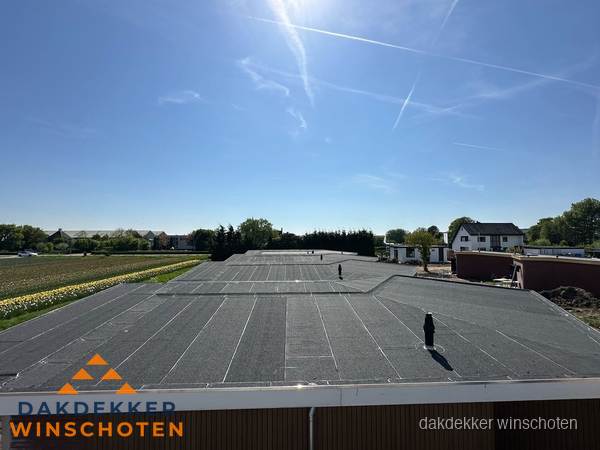 Groot plat dak met bitumen dakbedekking op bedrijfspand in Winschoten Groot plat dak met bitumen dakbedekking op bedrijfspand in Winschoten