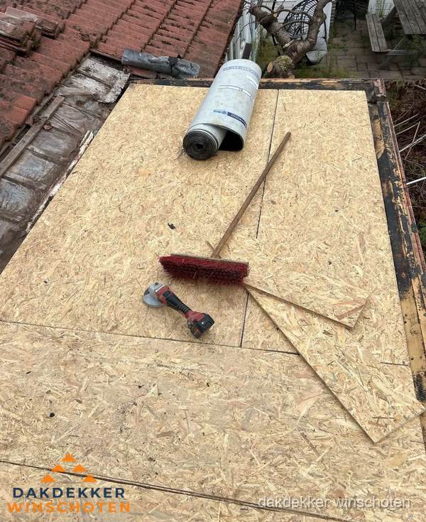 Plat dak vervangen met nieuwe OSB-ondergrond en bitumenrol in Winschoten Plat dak vervangen met nieuwe OSB-ondergrond en bitumenrol in Winschoten