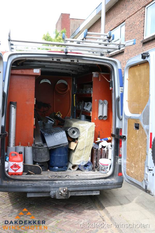 Bedrijfsbus van dakdekker met gereedschap en materialen in Winschoten Bedrijfsbus van dakdekker met gereedschap en materialen in Winschoten