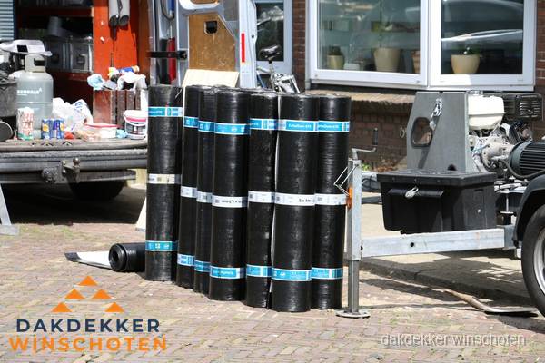 Rollen bitumen dakbedekking klaar voor daklekkage reparatie in Winschoten Rollen bitumen dakbedekking klaar voor daklekkage reparatie in Winschoten