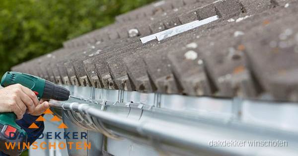 Dakgoot repareren met accuboormachine in Winschoten