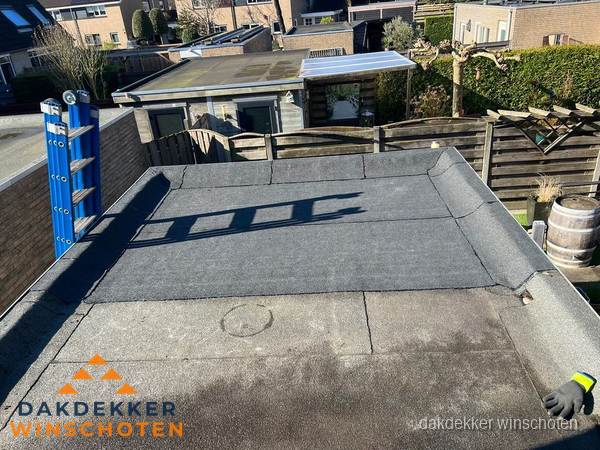 Dakdekker bij bitumen plat dak renovatie in Winschoten Dakdekker bij bitumen plat dak renovatie in Winschoten