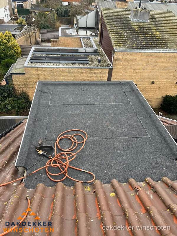 Reparatie aansluiting plat dak en schuin dak in Winschoten Reparatie aansluiting plat dak en schuin dak in Winschoten