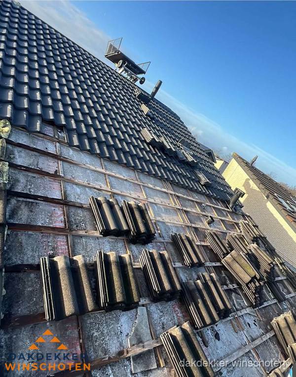 Schuin dak renovatie met nieuwe dakpannen in Winschoten