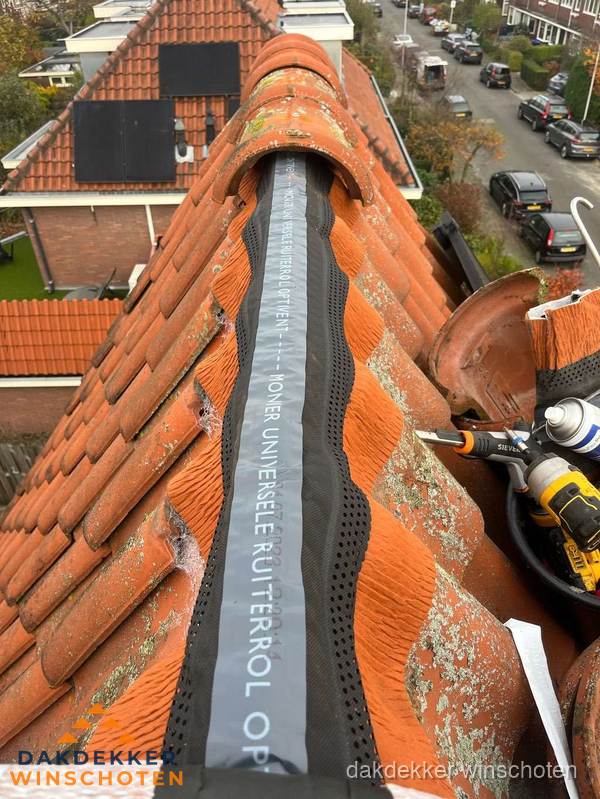 Dakdekker vervangt nokvorst met ruiterrol op pannendak in Winschoten Dakdekker vervangt nokvorst met ruiterrol op pannendak in Winschoten