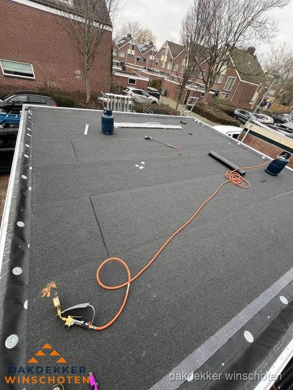 Afgewerkte dakrenovatie met bitumen op plat dak in Winschoten Afgewerkte dakrenovatie met bitumen op plat dak in Winschoten