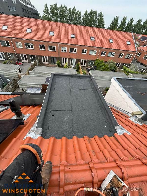 Bitumen dak reparatie op plat dak tussen dakpannen in Winschoten Bitumen dak reparatie op plat dak tussen dakpannen in Winschoten
