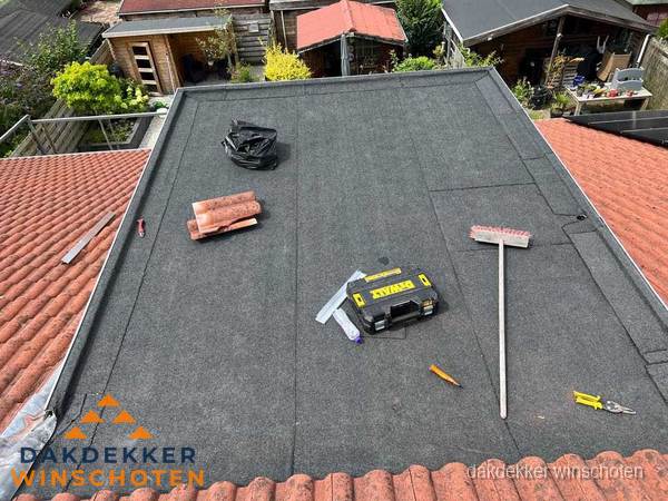 Nieuw plat dak met bitumen dakbedekking in Winschoten