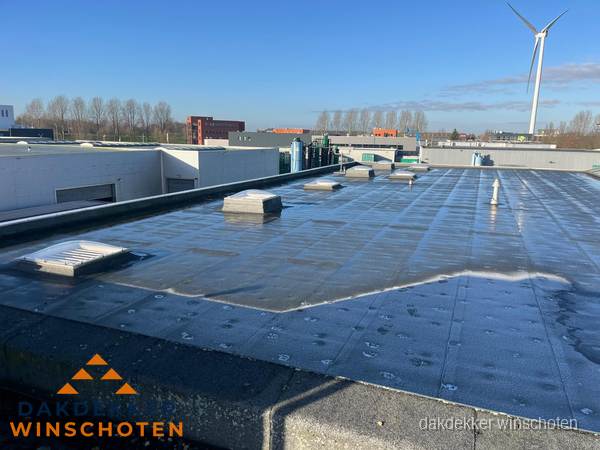 Plat dak bedrijfspand met bitumen dakbedekking en lichtkoepels in Winschoten Plat dak bedrijfspand met bitumen dakbedekking en lichtkoepels in Winschoten