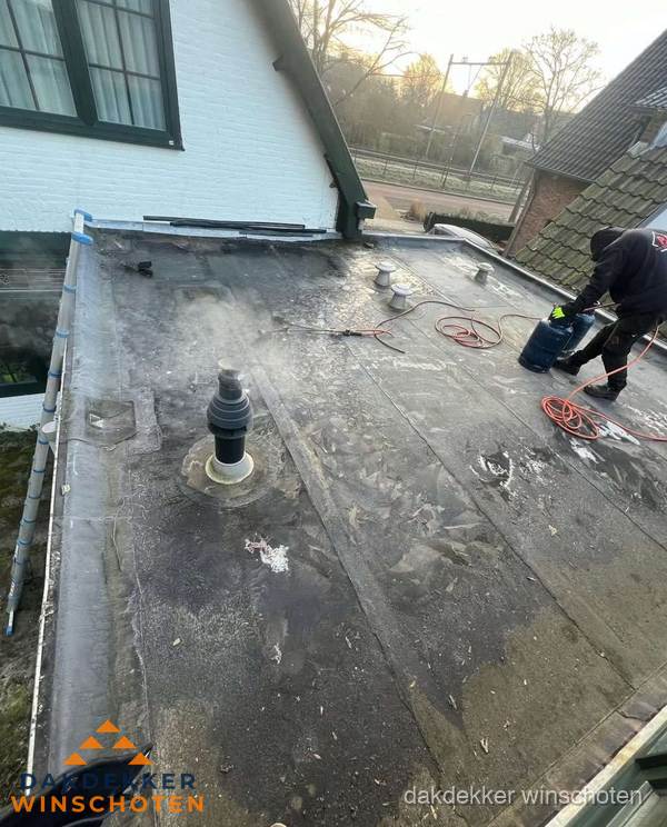 Dakdekker verhelpt daklekkage op plat dak in Winschoten