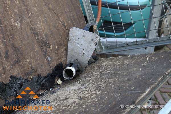 Dakdekkers gasbrander voor bitumen werkzaamheden in Winschoten