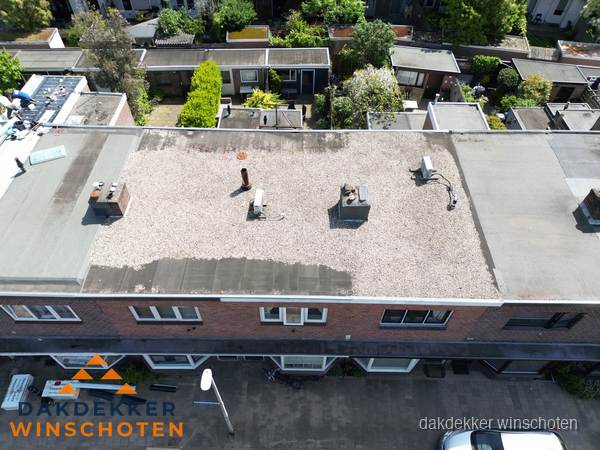 Plat dak met grindballast en dakdoorvoeren in Winschoten Plat dak met grindballast en dakdoorvoeren in Winschoten