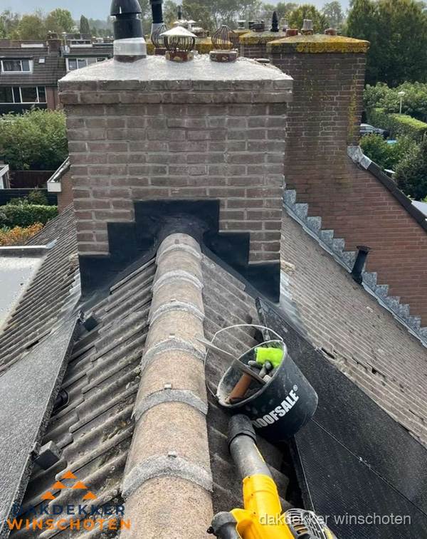 Schoorsteen met loodaansluiting en nokvorst op pannendak in Winschoten Schoorsteen met loodaansluiting en nokvorst op pannendak in Winschoten
