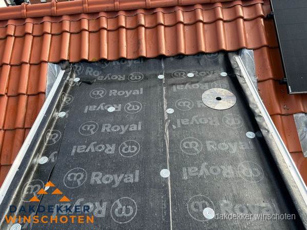 Nieuw dak met dakpannen en Royal onderlaag bij woning in Winschoten Nieuw dak met dakpannen en Royal onderlaag bij woning in Winschoten