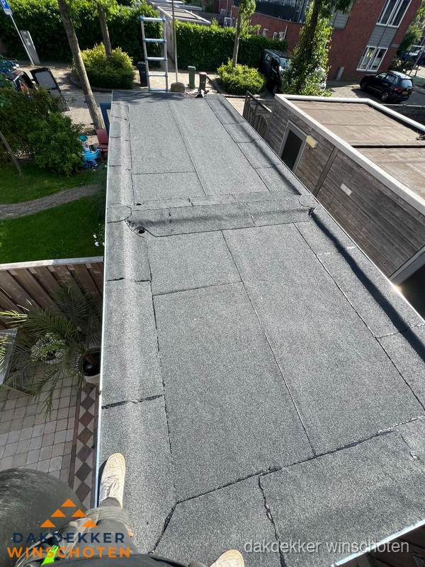 Bitumen plat dak rijtjeswoning vanuit dakdekker perspectief in Winschoten Bitumen plat dak rijtjeswoning vanuit dakdekker perspectief in Winschoten