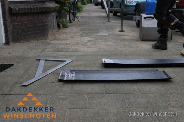 Dakbedekkingsmateriaal en zinkwerk klaargelegd voor reparatie in Winschoten Dakbedekkingsmateriaal en zinkwerk klaargelegd voor reparatie in Winschoten