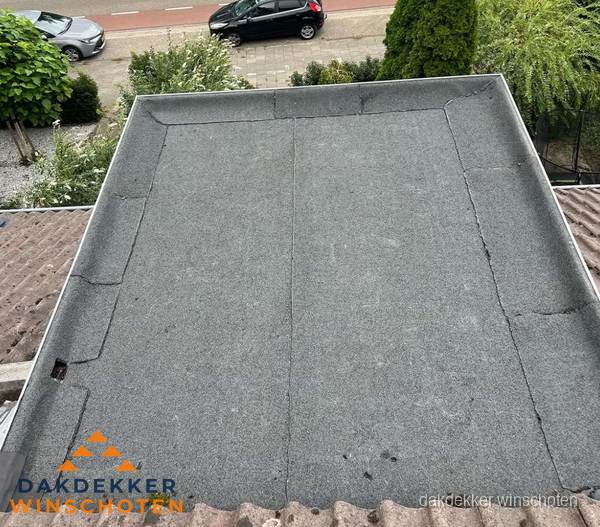 Nieuw aangebrachte bitumen dakbedekking op plat dak in Winschoten