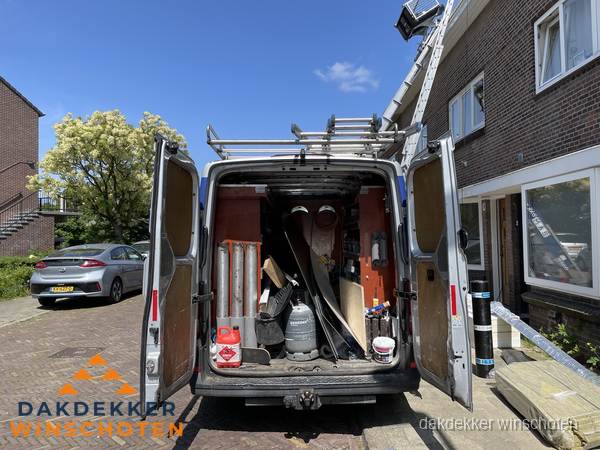 Spoed dakdekker bus met gereedschap en ladder bij woning in Winschoten Spoed dakdekker bus met gereedschap en ladder bij woning in Winschoten