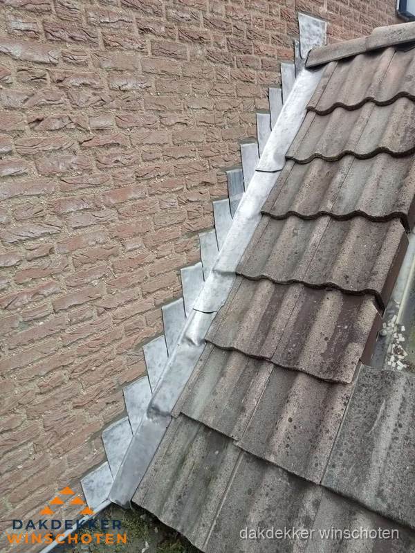 Loodslabben langs dakaansluiting bij bakstenen muur in Winschoten Loodslabben langs dakaansluiting bij bakstenen muur in Winschoten
