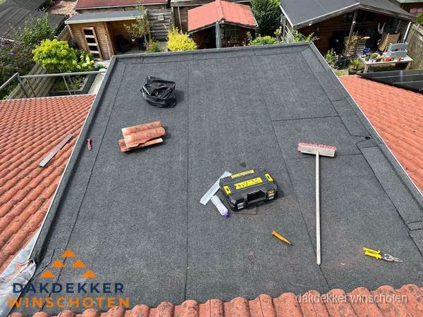 Gereedschap op nieuw plat dak na renovatie in Winschoten