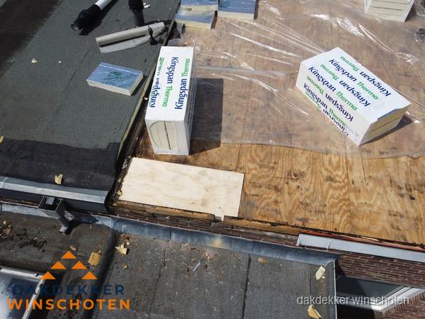 Plat dak isolatie met Kingspan isolatieplaten tijdens renovatie in Winschoten Plat dak isolatie met Kingspan isolatieplaten tijdens renovatie in Winschoten