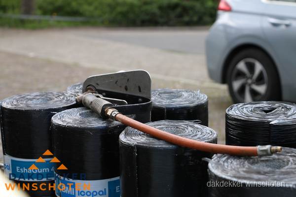 Rollen bitumen dakbedekking EshaGum klaar voor installatie in Winschoten Rollen bitumen dakbedekking EshaGum klaar voor installatie in Winschoten
