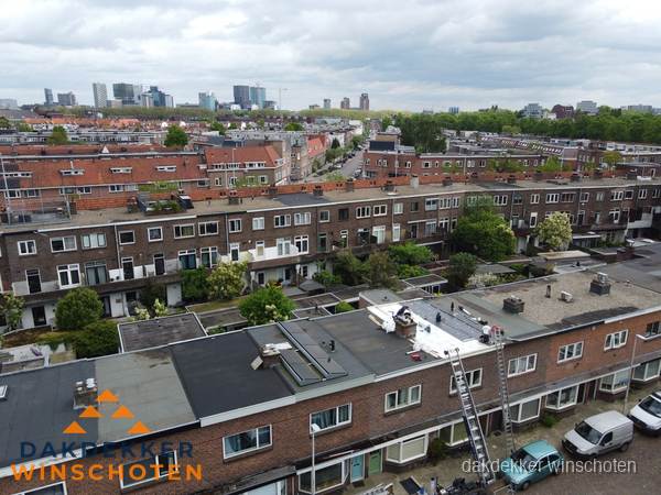 Spoed dakdekker aan het werk op plat dak in woonwijk Winschoten Spoed dakdekker aan het werk op plat dak in woonwijk Winschoten