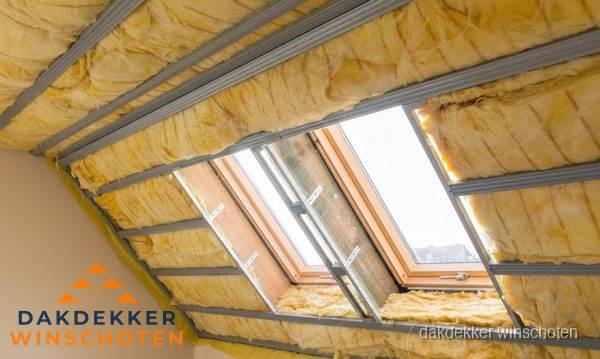 Schuin dak isoleren met glaswol bij dakraam in Winschoten Schuin dak isoleren met glaswol bij dakraam in Winschoten