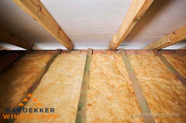 Dakisolatie met glaswol tussen dakspanten in Winschoten Dakisolatie met glaswol tussen dakspanten in Winschoten