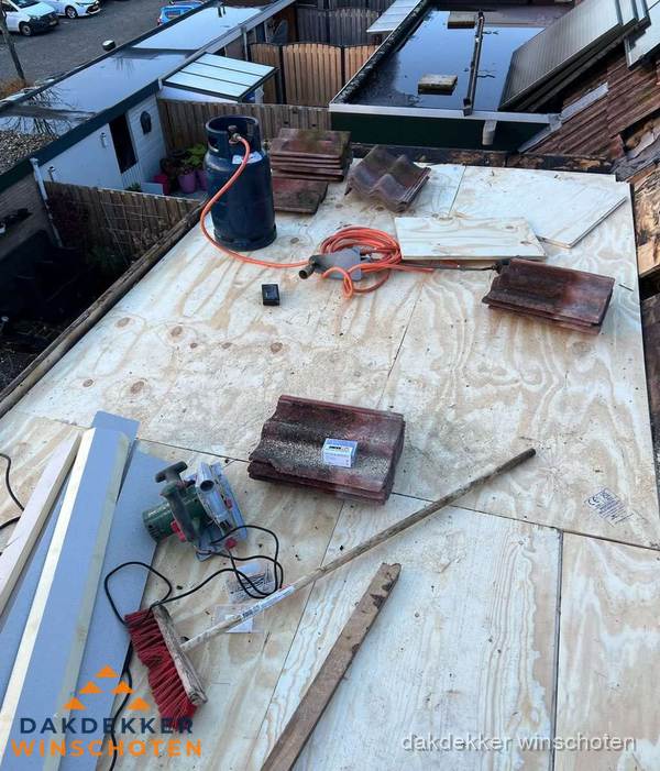 Dakreparatie werkzaamheden op plat dak met gereedschap in Winschoten Dakreparatie werkzaamheden op plat dak met gereedschap in Winschoten