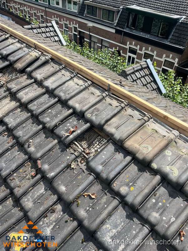 Dakonderhoud aan schuin pannendak met nokvernieuwing in Winschoten Dakonderhoud aan schuin pannendak met nokvernieuwing in Winschoten