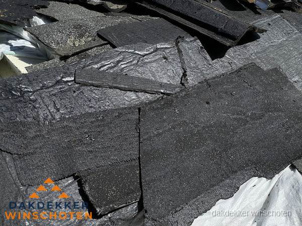 Verwijderd oud bitumen dakleer klaar voor vervanging in Winschoten