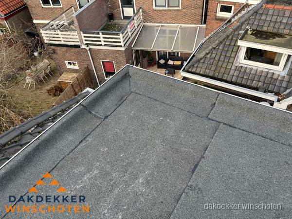 Overzicht plat dak met dakgoot in woonwijk Winschoten
