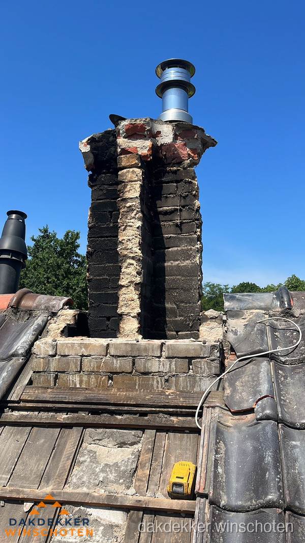 Beschadigde schoorsteen met nieuwe rookgasafvoer op oud dak in Winschoten Beschadigde schoorsteen met nieuwe rookgasafvoer op oud dak in Winschoten