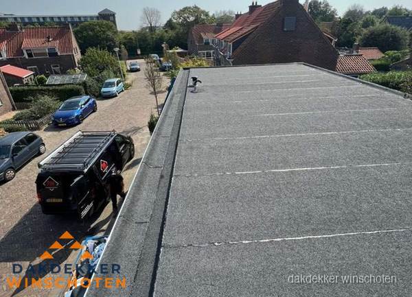 Nieuw bitumen plat dak met uitzicht over woonwijk in Winschoten
