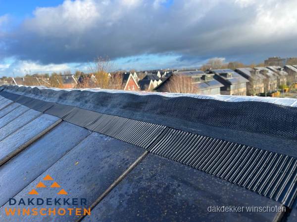 Dakisolatie bij de nok met ventilatieprofiel op schuin dak in Winschoten Dakisolatie bij de nok met ventilatieprofiel op schuin dak in Winschoten
