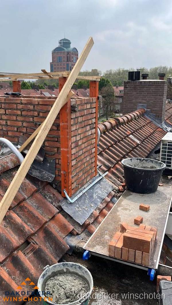 Schoorsteen renovatie met metselwerk op schuin dak in Winschoten Schoorsteen renovatie met metselwerk op schuin dak in Winschoten