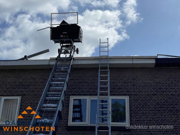 Ladderlift en ladder bij woning voor dakinspectie in Winschoten Ladderlift en ladder bij woning voor dakinspectie in Winschoten